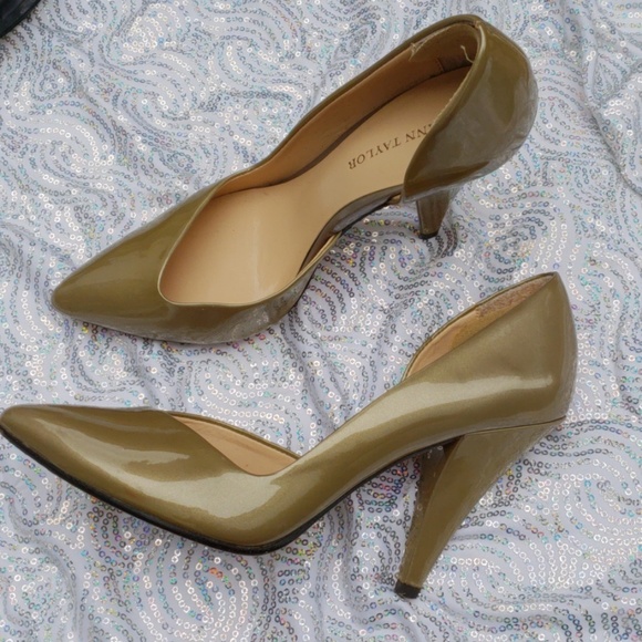 And Taylor metallic gold pumps - Picture 3 of 3